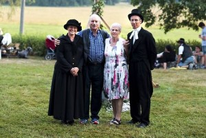 Guldbröllopsparet Anna-Greta & Stig Eklund som flankeras av "prästparet" Barbro Snellman och Anders Westin